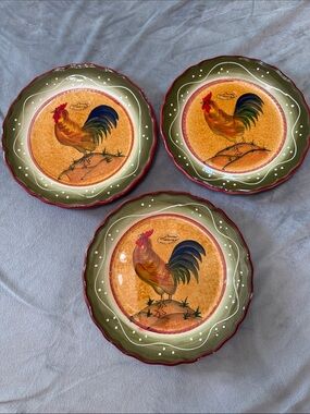 Casa Vero Hand Painted Rooster Dinner Plates 3 Green Scalloped Edge Burgundy Rim
